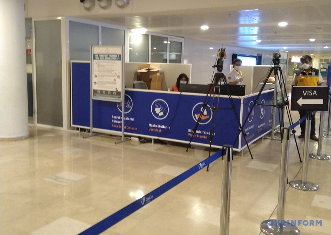 Тепловізори вимірюють температуру пасажирів в усіх міжнародних аеропортах Туреччини