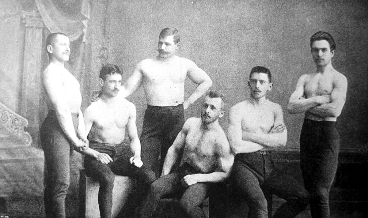 Володимир Хоміцький (крайній ліворуч) з іншими учасниками товариства «Сокіл», 1900 р. Володимир Хоміцький (крайній ліворуч) з іншими учасниками товариства «Сокіл», 1900 р.