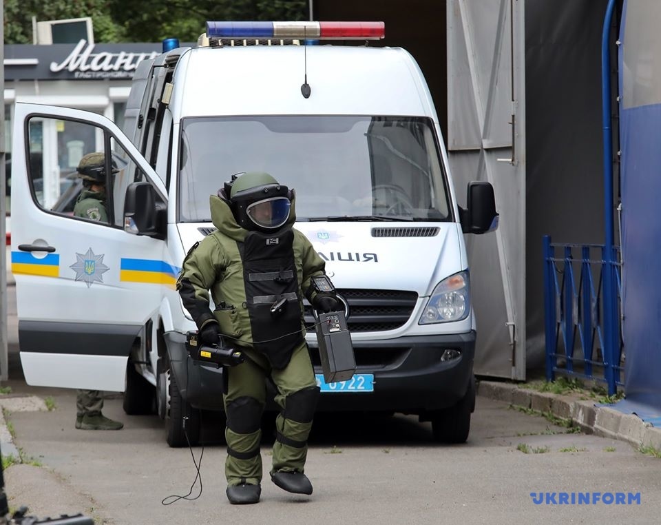 Під посольство прибула чергова група спеціалістів-вибухотехніків на пересувному вибухотехнічному комплексі