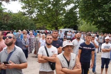 Крымские татары в Симферополе требовали от Аксенова извинений за