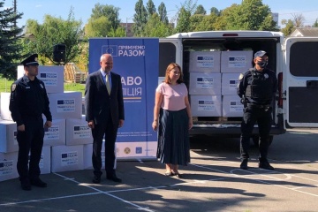 El Embajador Maasikas entrega un nuevo lote de medios de protección contra el COVID-19 a la Policía Nacional