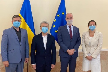 Туризм, библиотеки и кино: Ткаченко обсудил сотрудничество с послом Франции