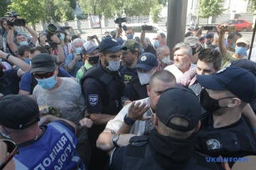 Un affrontement entre les militants et la police devant la Rada