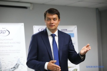 Разумков вважає, що до процесу повернення заручників і полонених треба підходити виважено