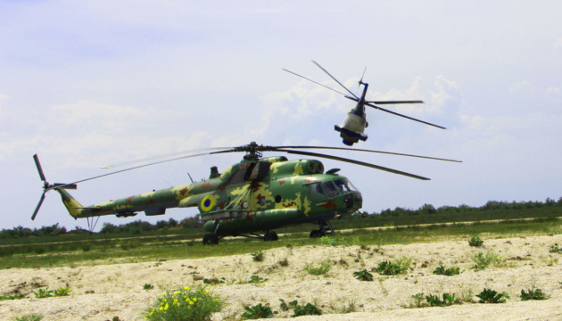 Militares ucranianos realizan ejercicios de aviación naval a gran escala