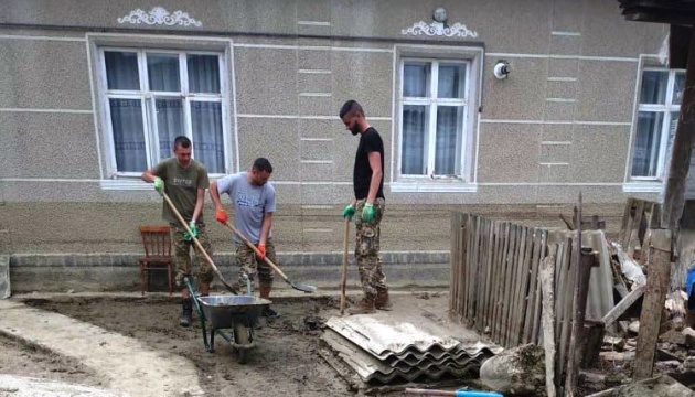 Військові допомагають ліквідовувати наслідки повені на Закарпатті та Буковині