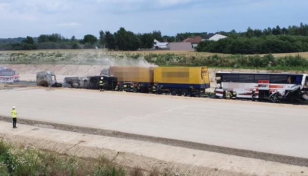 У Польщі зіткнулися дві вантажівки й автобус: понад 30 постраждалих