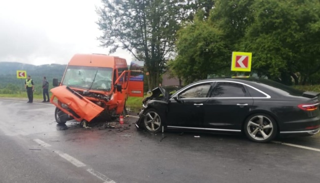 На Львівщині мікроавтобус потрапив у ДТП: постраждали 11 пасажирів