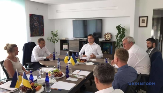 Кулеба зустрівся із власниками та керівниками українського бізнесу в Туреччині