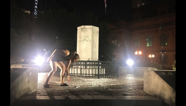 Протести в Штатах: ще один пам'ятник Колумбу скинули з постаменту