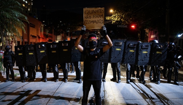 Тисячі людей у Бразилії протестують через ігнорування президентом пандемії