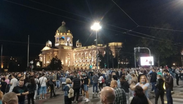 У Белграді протестувальники штурмували парламент через поновлення карантину