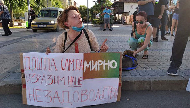 Антикарантинні протести у Сербії: молодь влаштувала сидячі пікети
