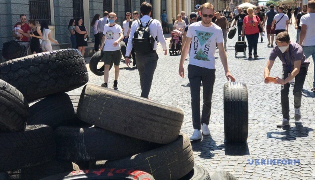 У Чернівцях - акція проти поганих доріг, активісти приносять шини