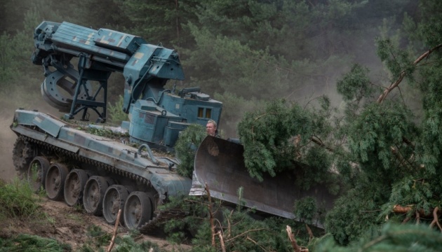 Військова техніка ООС робить у лісі “кордони”, щоб зупинити вогонь на Луганщині