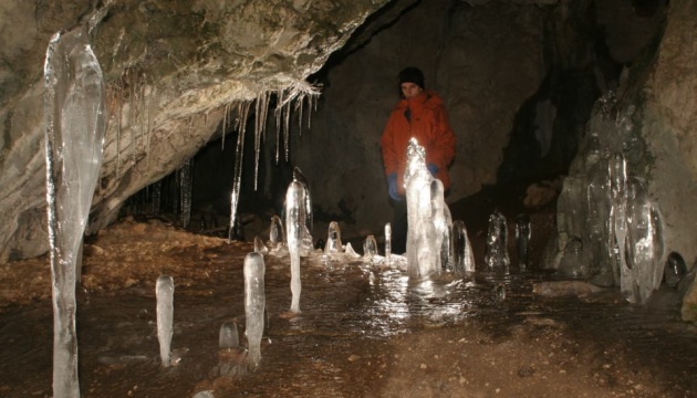 Туристів кличуть до найбільшої печери Українських Карпат – 