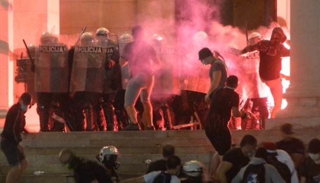 Протести в Сербії переросли в масові сутички з поліцією 
