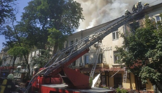В Одесі через пожежу відселення потребують 38 мешканців триповерхівки