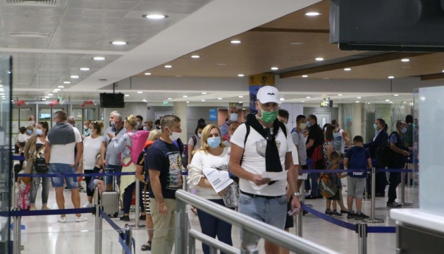 Кіпр депортуватиме туристів без заповненої спецперепустки