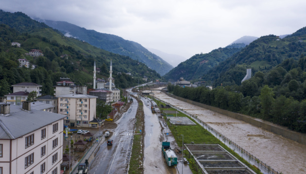 Негода на заході Туреччини: в Ізмірі затоплені вулиці, зупинили рух поромів 