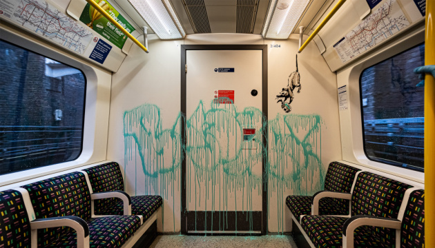 Щури й медичні маски: Бенксі розмалював вагон метро у Лондоні