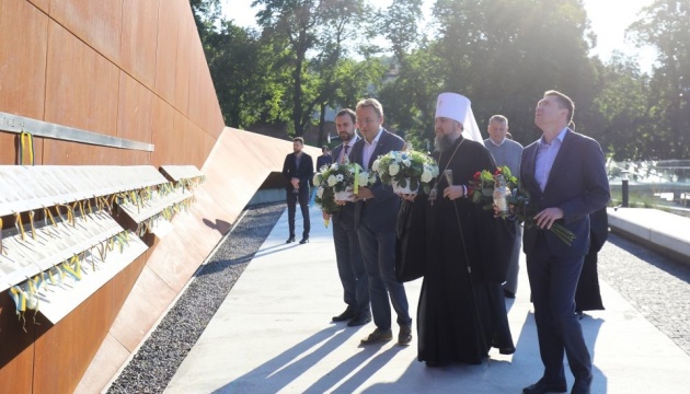 Epiphanius visits Heavenly Hundred Heroes memorial in Lviv