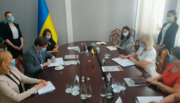 Denísova y el coordinador de Proyectos de la OSCE en Ucrania  firman Memorándum de Cooperación 