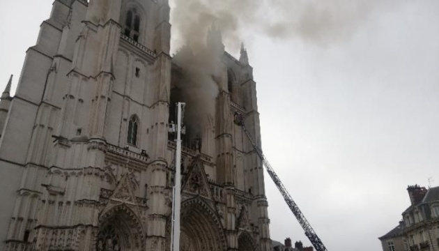 У Франції - масштабна пожежа в готичному соборі XV століття