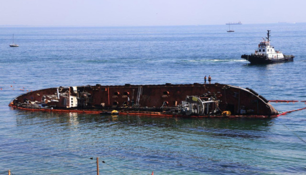 В Одесі почали піднімати затонулий танкер Delfi