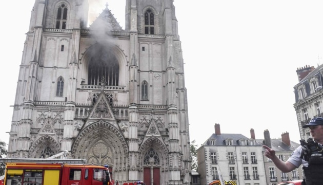 Пожежа в Нантському соборі: слідчі розглядають версію підпалу