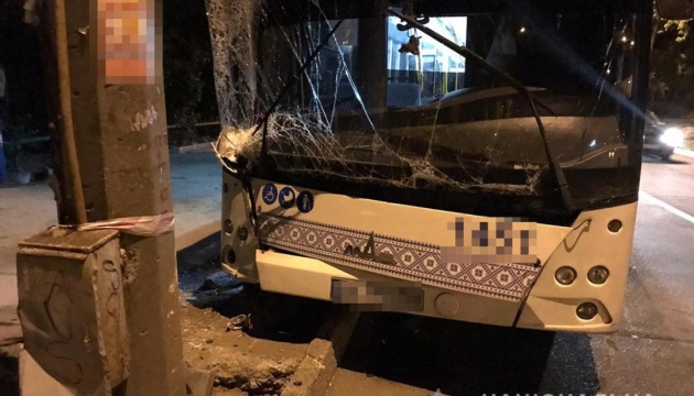 У Запоріжжі автобус із пасажирами врізався у стовп, є постраждалі