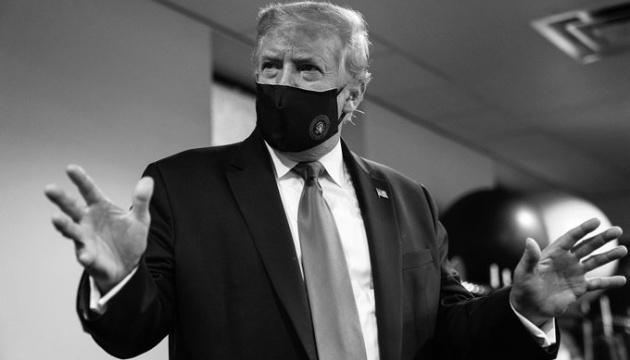 Трамп вперше оприлюднив своє фото у масці