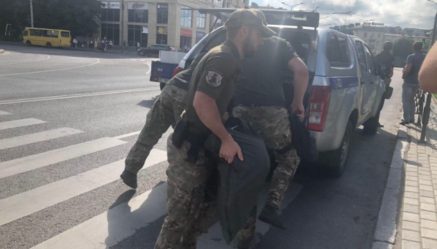 Un hombre armado amenaza con hacer estallar un autobús con rehenes en la ciudad de Lutsk 