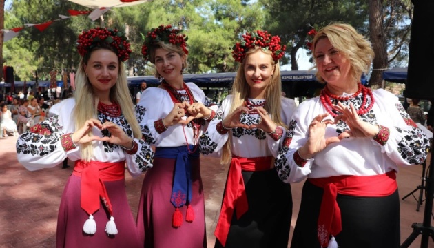 В Анталії українські колективи відкрили Дні культури в тематичному парку