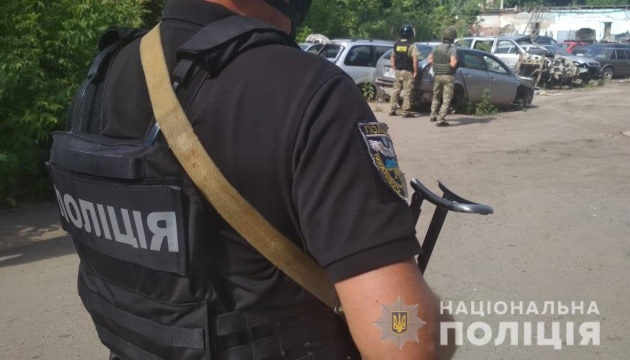 У Полтаві підозрюваний в угоні погрожує підірвати правоохоронців гранатою