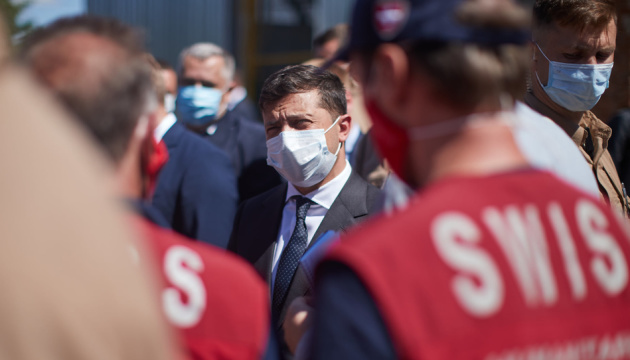 Selenskyj: Die Schweiz stellte Donbass 17 Lastwagen mit humanitärer Hilfe zur Verfügung