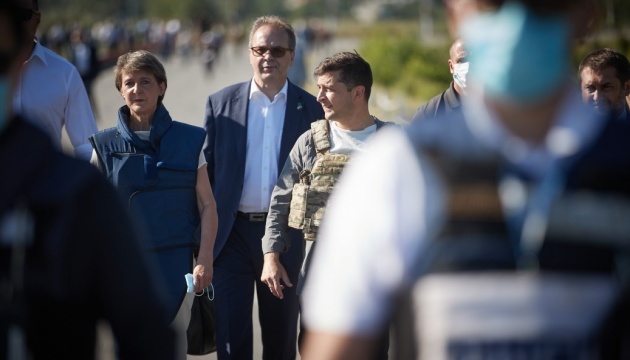 Presidents of Ukraine, Swiss Confederation inspect repaired bridge in Donbas