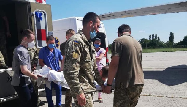 До Києва евакуювали 13 поранених на Донбасі військових