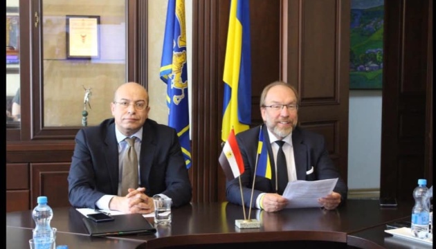 L’ambassadeur d’Égypte en Ukraine organise une réunion en coopération avec la chambre de commerce et d’industrie ukrainienne