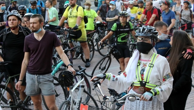 Велосипедисти перекрили Хрещатик, нагадуючи про свої права