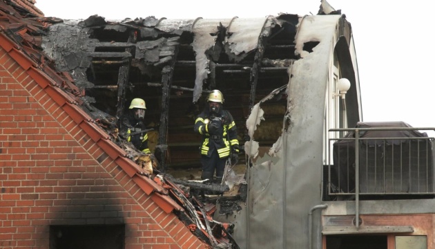 У Німеччині спортивний літак врізався у будинок, загинули троє людей