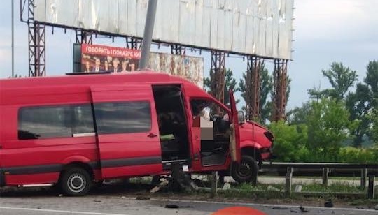 Смертельна аварія під Києвом: зіткнулися бус і легковик