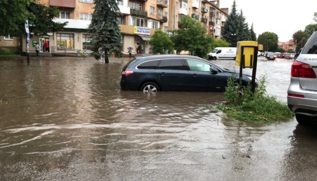 Сильні зливи підтопили підвали у будинках Франківська