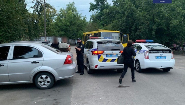 Поліція затримала двох молодиків, які викрали маршрутку у Києві