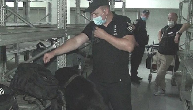 На київському вокзалі поліція тренувала собак шукати вибухівку