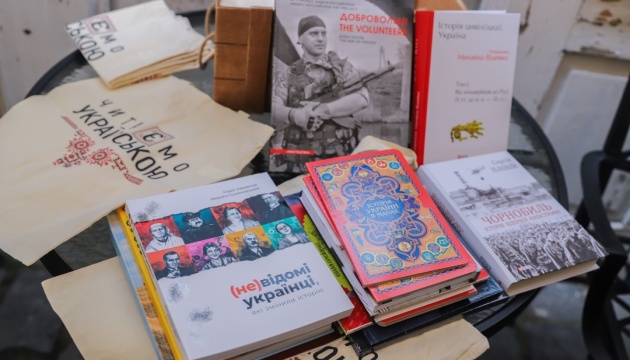 Посольство в Угорщині передало українській громаді нові книжки
