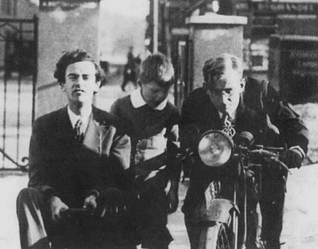 Лев ландау та Георгій Гамов із сином Нільса Бора катаються на мотоциклі_ Копенгаген,  Ігститут Нільса Бора, 1929 р.