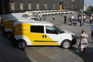 Ministerpräsident Schmygal übergibt mobile Postfilialen an „Ukrposhta“