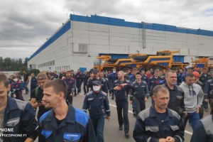 Belarus: Mitarbeiter von Fahrzeughersteller BelAZ und anderen Großunternehmen beginnen Streik