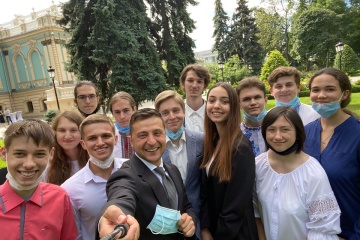 Zelensky se reúne con los mejores graduados de educación secundaria